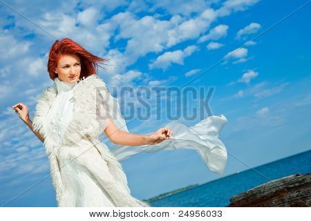 Mulher bonita em branco no litoral