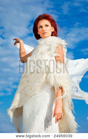 Mulher bonita em branco no litoral