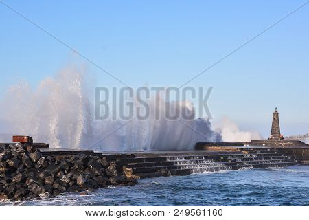 Photo Picture Of A Big Wave In The Ocean