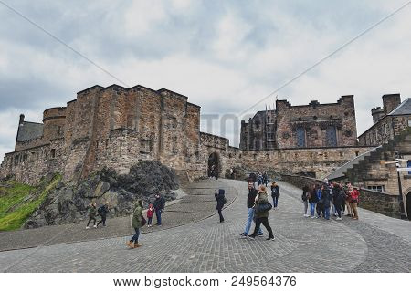 Edinburgh, Scotland - April 2018: Tourists At Foog Gate, The Principle Gate To The Upper Ward Inside