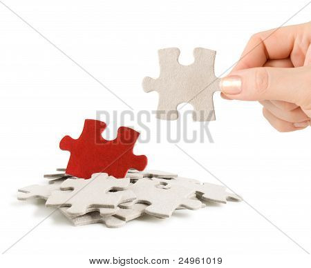 puzzle v ruce a haldy hádanky