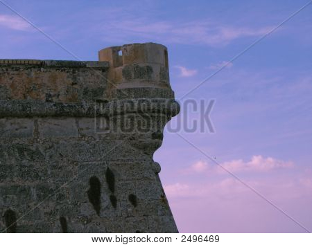 Wände der Festung gegen den Himmel