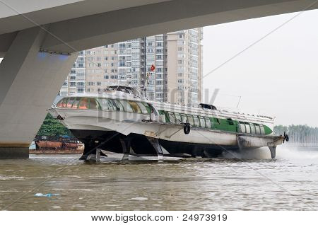 Aliscafo sul fiume Saigon