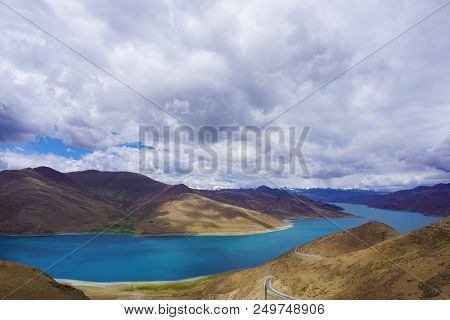 The Yamdrok Yumtso Lake,tibet, Yamdroog Is The Fifth Largest Lake In The Tibet Autonomous Region And