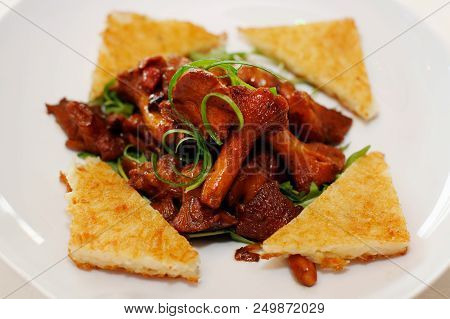 Fried Chanterelle Mushrooms With Fried Bread And Young Onion -delicatesse