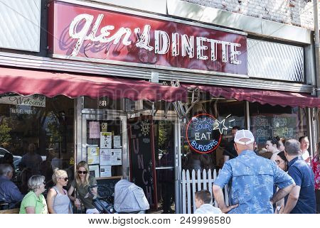 Babylon, New York, Usa - 17 June 2018: Customers Patiently Wait Fot A Table Outside Of Glens Dinnett