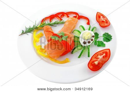 affumicato fette di salmone con vegetali sopra la placca bianca
