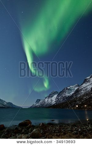 Noorderlicht (Aurora borealis) tussen fjorden