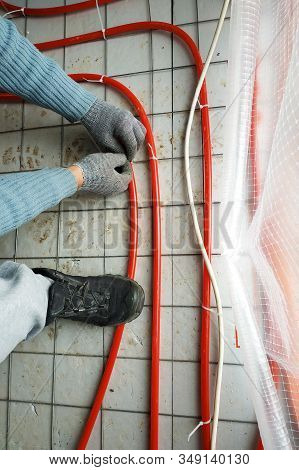The Master Laid Pipes On The Floor For Heating And Floor Heating.