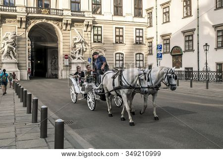 Vienna.austria.august 29, 2019. Horse-drawn Carriages With Coachmen Ride Tourists At The Hofburg Pal