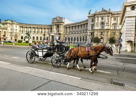 Vienna.austria.august 29, 2019. Horse-drawn Carriages With Coachmen Ride Tourists At The Hofburg Pal