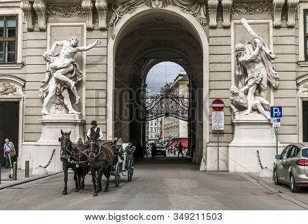 Vienna.austria.august 29, 2019. Horse-drawn Carriages With Coachmen Ride Tourists At The Hofburg Pal