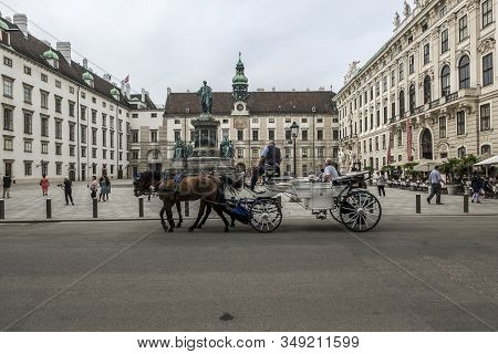 Vienna.austria.august 29, 2019. Horse-drawn Carriages With Coachmen Ride Tourists At The Hofburg Pal