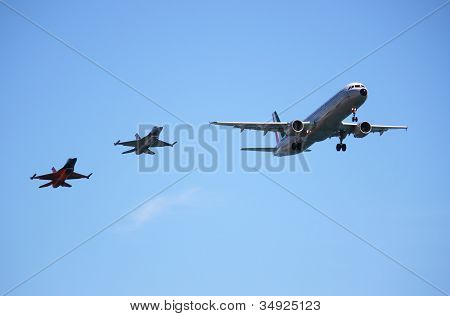 Aviones Airbus A320, acompañado por dos cazas f-16