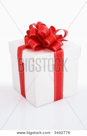 weiße Geschenkbox mit roter Schleife