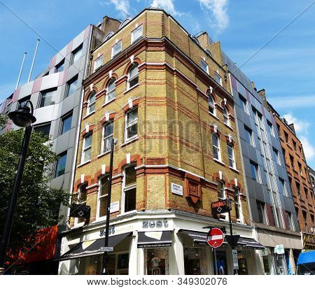London / England Uk - Giugno 28, 2014: The Shopping Streets Of Soho, City Of Westminster, Central Lo
