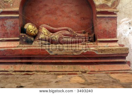 Rød sovende Buddha