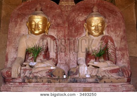 To Buddhaer med gyldne ansigt