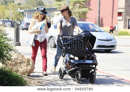 MALIBU - JUN 10: Jillian Michaels, Heidi Rhoades, syn Phoenix, córka Lukensia się na spacer na