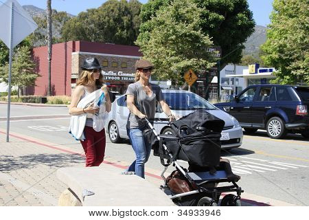 MALIBU - JUN 10: Jillian Michaels, Heidi Rhoades, syn Phoenix, córka Lukensia się na spacer na