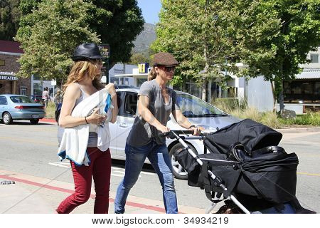 MALIBU - JUN 10: Jillian Michaels, Heidi Rhoades, syn Phoenix, córka Lukensia się na spacer na