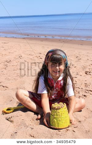 Bambina in spiaggia In P.e.i