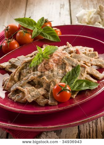Pizzoccheri s rajčaty a ricottou omáčkou