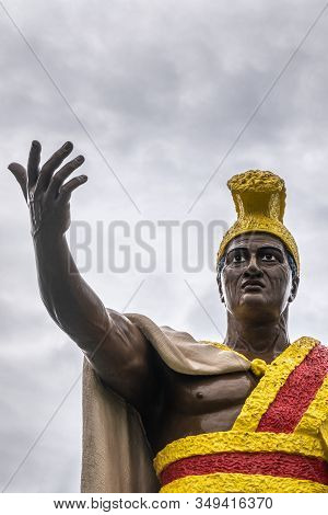 Kapaau, Hawaii, Usa. - January 15, 2020: Closeup Of Head And Stretched Arm Of Statue Of King Kameham