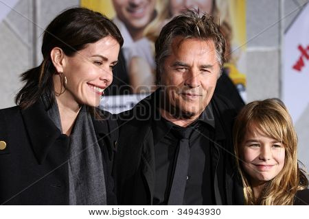 HOLLYWOOD, CA - 27 gennaio: Don Johnson (M) con la moglie Kelley Phleger (L) & figlia frequentare il quando è In 