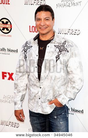 HOLLYWOOD, CA - 26 juni: Gil Birmingham aankomt op FX zomer komedies party in lokken op 26 juni 2012