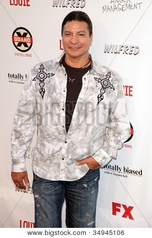 HOLLYWOOD, CA - 26 juni: Gil Birmingham aankomt op FX zomer komedies party in lokken op 26 juni 2012