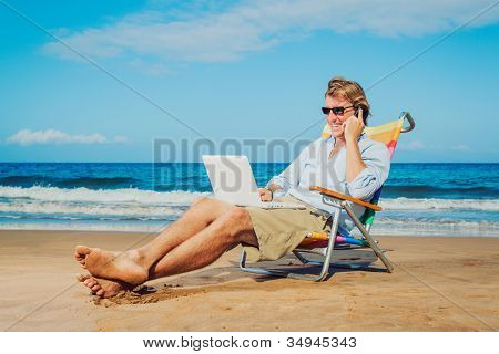 Unge Business mand arbejder eksternt på Tropical Beach