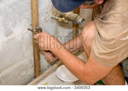 Instalatér s kleštěmi