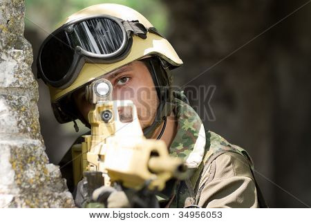 Soldat Targeting mit einem Gewehr