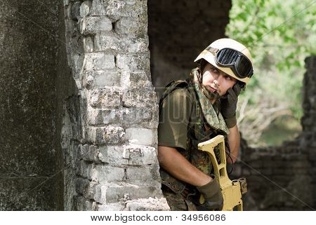 Soldat im GesprÃ¤ch auf ein Headset Helm