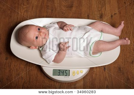 Bébé sur échelles
