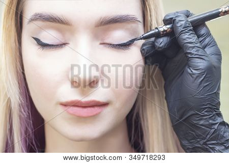 Make-up Artist Puts Makeup On The Girls Eyes. Eyeliner. Make Eyeliner Eyeliner. Beauty Saloon