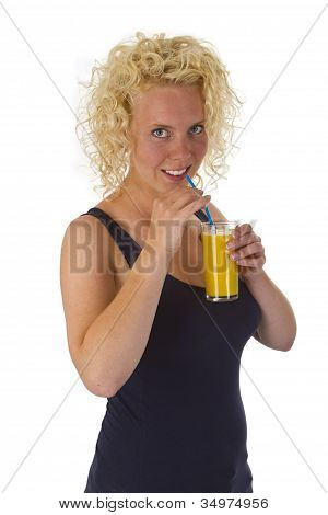 Donna con succo d'arancia