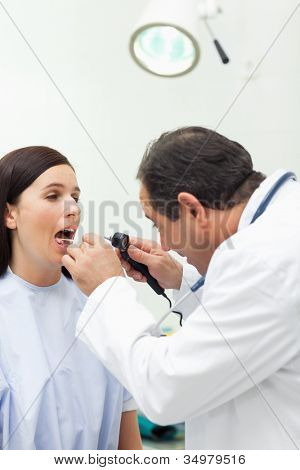 Doktor auscultating ústí svého pacienta ve vyšetřovací místnosti