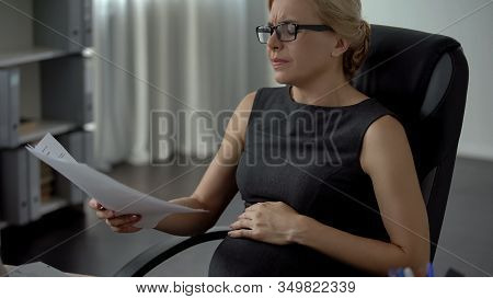 Pregnant Office Manager Feeling Strong Pain In Stomach, Risk Of Misbirth, Stress