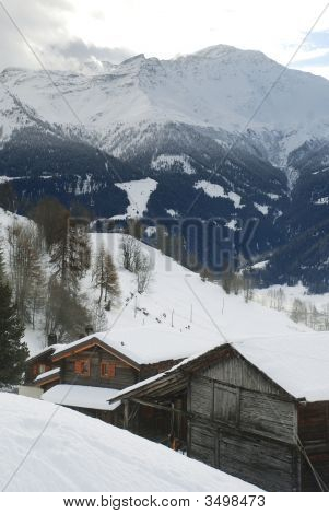 Swiss Mountain Village Withchalets och snö
