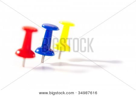 3 푸시 핀 흰색 배경 흐리게