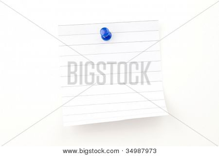 Carta bianca con puntina da disegno blu contro uno sfondo bianco