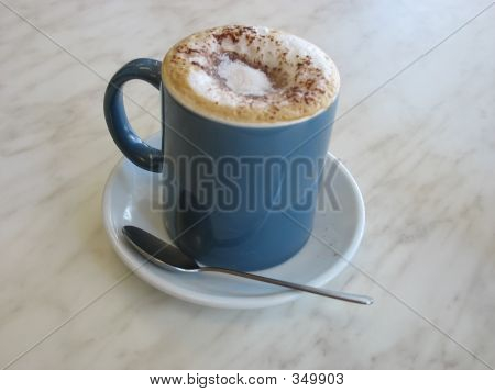 Taza azul con café