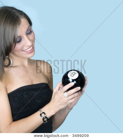 매력적인 젊은 여 자가 8-공에 조언을 찾고