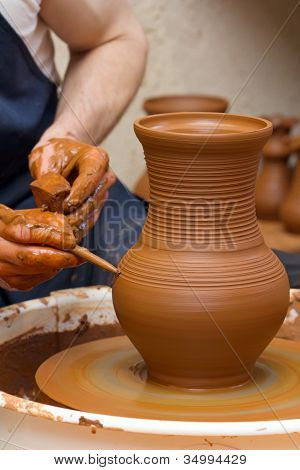 Vasaio al lavoro