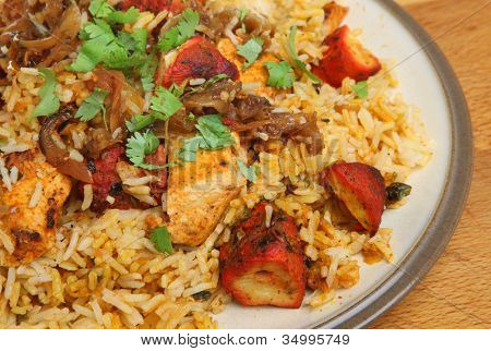 แกงไก่อินเดียทิ๊กคา biriyani หวานตกแต่ง ด้วยหัวหอมแห้งและผักชี