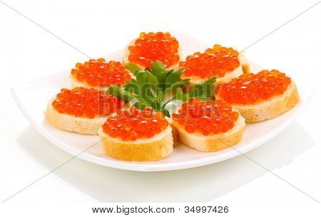 Caviar สีแดงในขนมปังบนจานสีขาวแยกต่างหากบนพื้นสีขาว