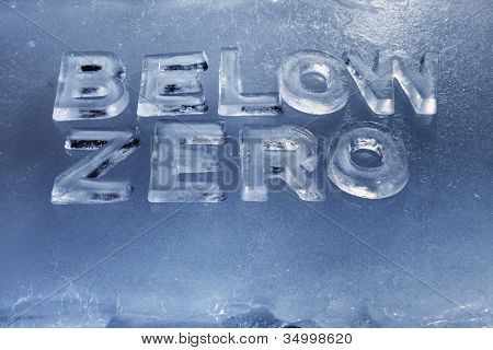 Parole sotto Zero scritto con lettere di ghiaccio vero.
