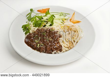 Plato De Fideos Con Carne En Salsa Y Verduras